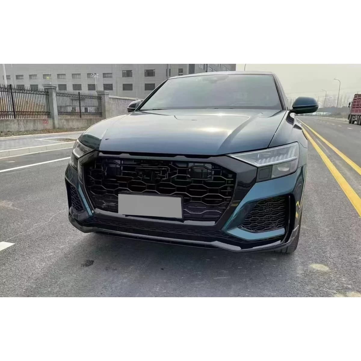 Боди кит дизайн RS, подходящ за Audi Q8 SUV (2018-2023)